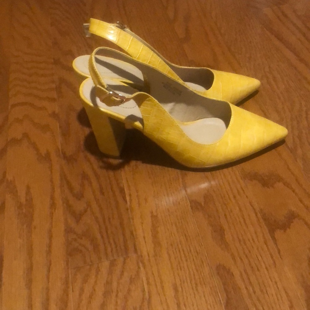 Beautiful yellow sling back heels